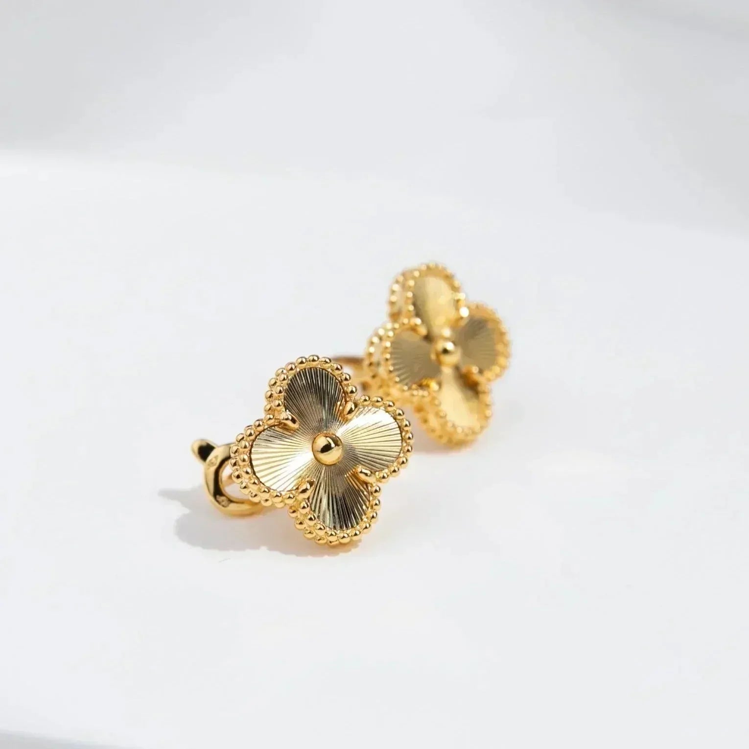 VCA CLOVER MEDIUM 1 MOTIFS LASER EARRINGS