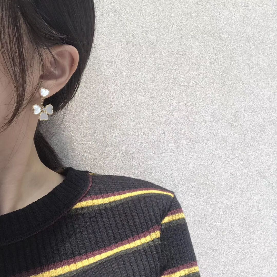 VCA CLOVER SWEET WHITE MOP EARRINGS