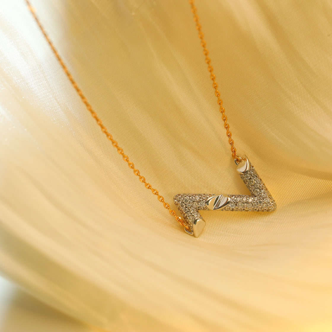 LOUIS VUITTON VOLT SILVER DIAMOND PEDANT NECKLACE