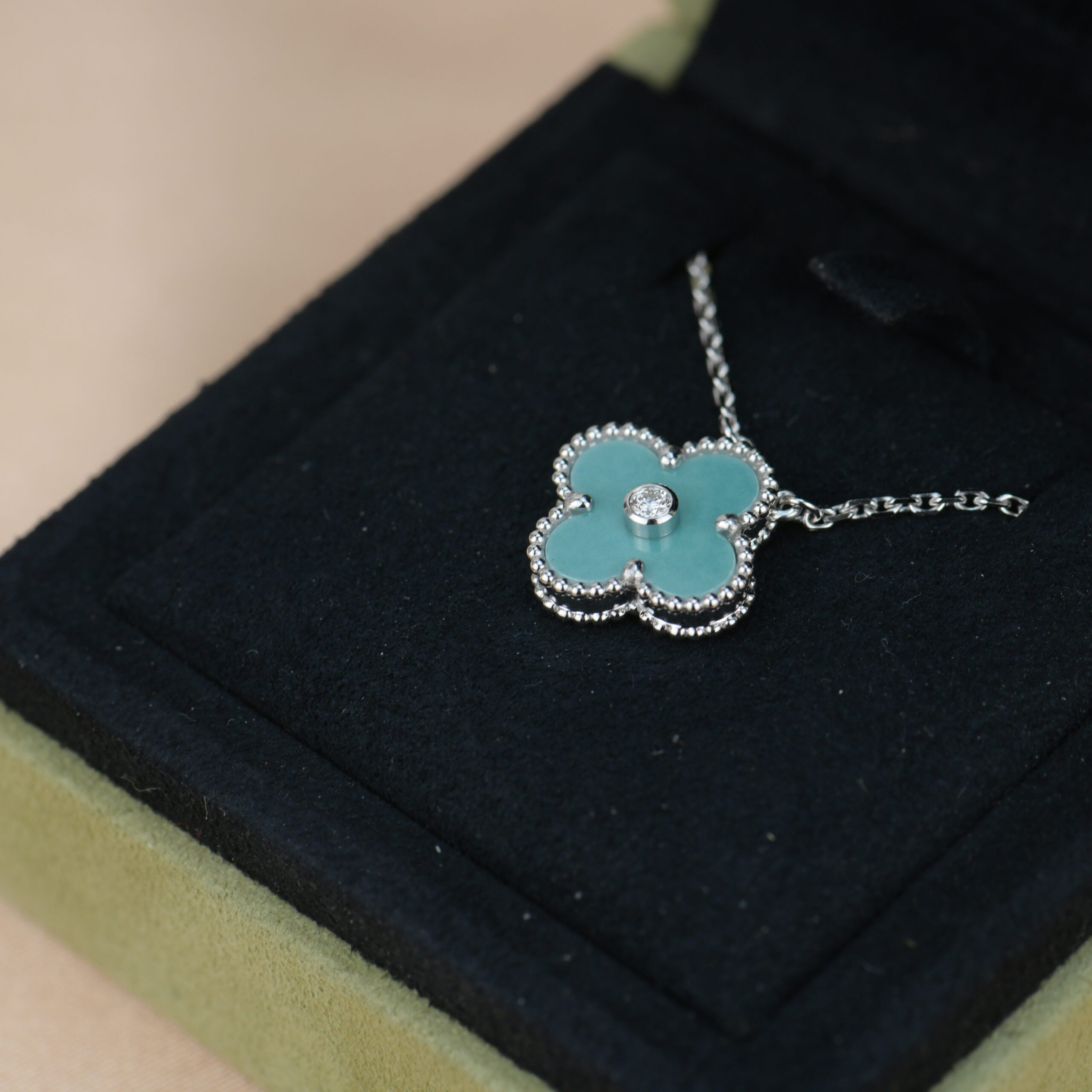 VCA CLOVER 15MM DIAMOND SVRES PORCELAIN NECKLACE SILVER