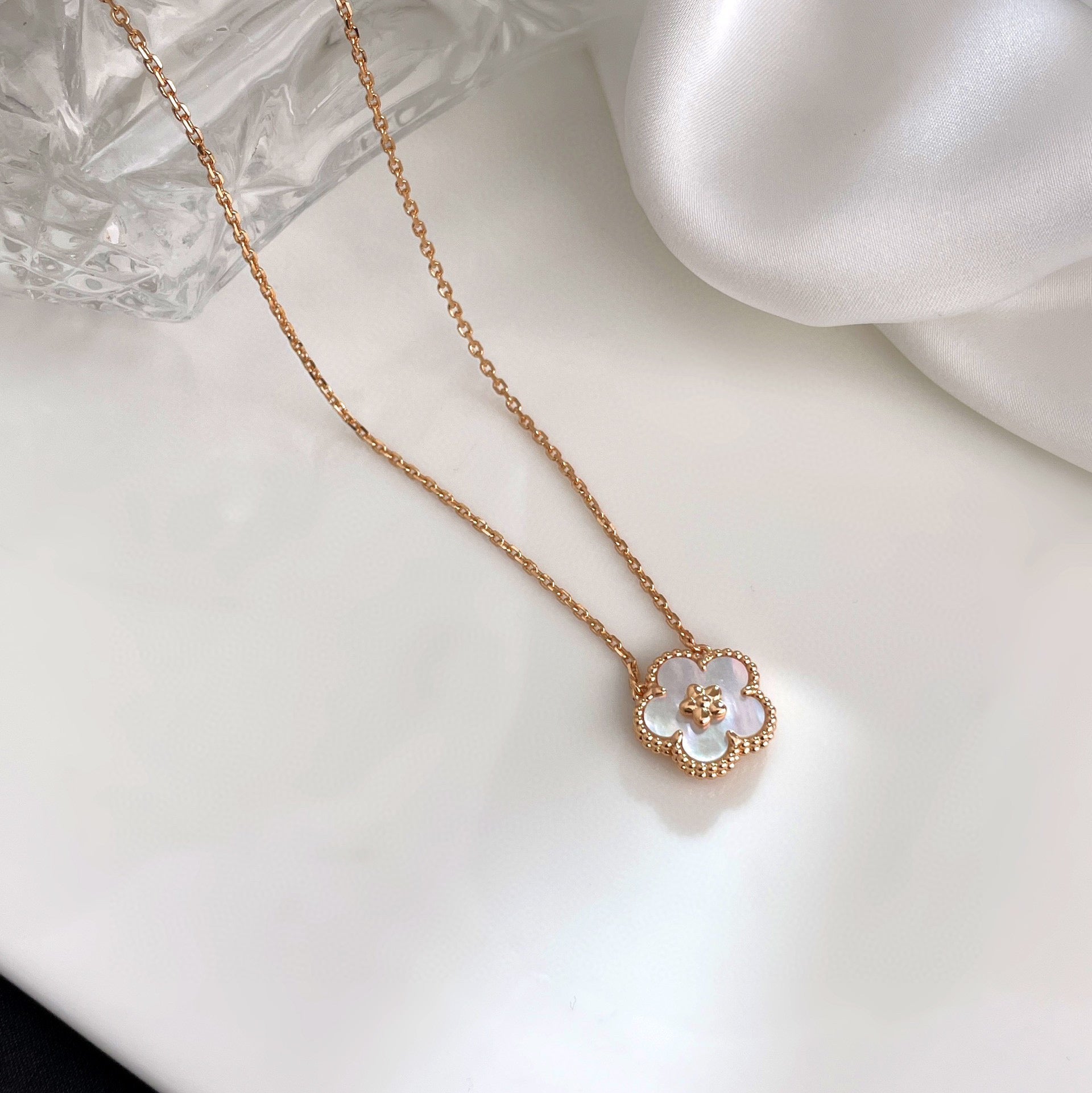 VCA LUCKY WHITE MOP PLUM BLOSSOM NECKLACE